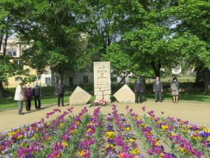 Vzpomínka 75. výročí konce druhé světové války u památníku bojovníků proti fašizmu a rasismu v parku u sokolovny, 8. 5. 2020 1